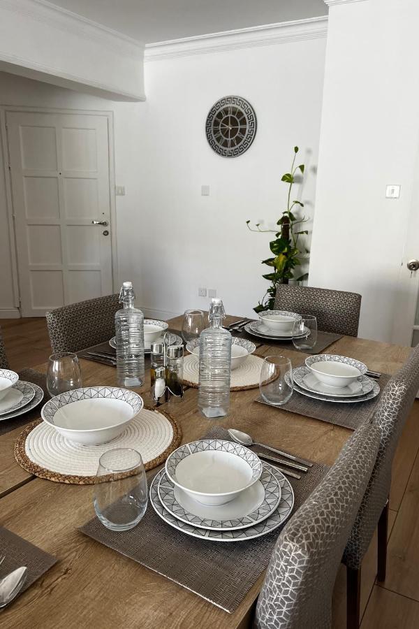 Stylish 3 Bedroom Apartment In Кирения Екстериор снимка