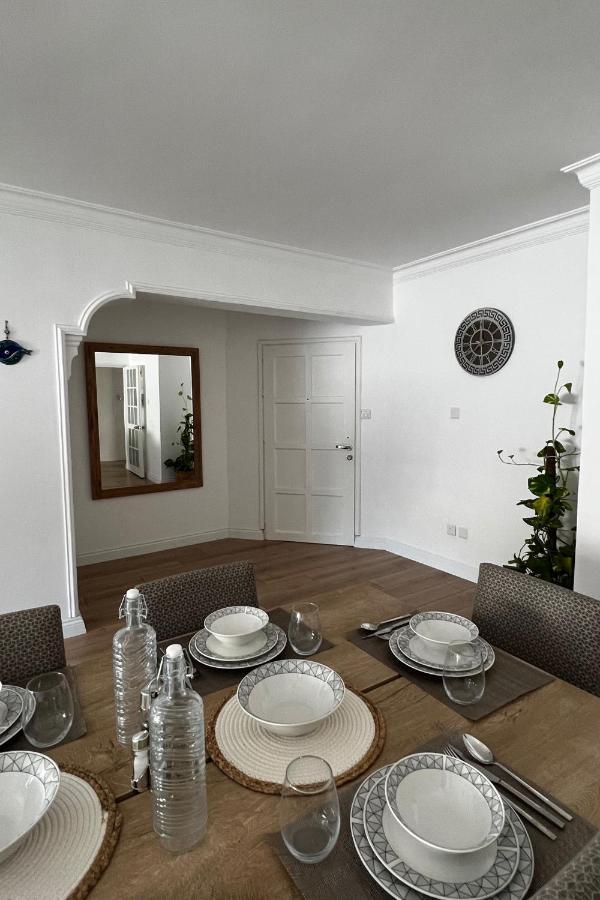 Stylish 3 Bedroom Apartment In Кирения Екстериор снимка