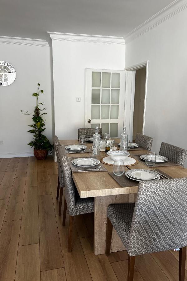 Stylish 3 Bedroom Apartment In Кирения Екстериор снимка