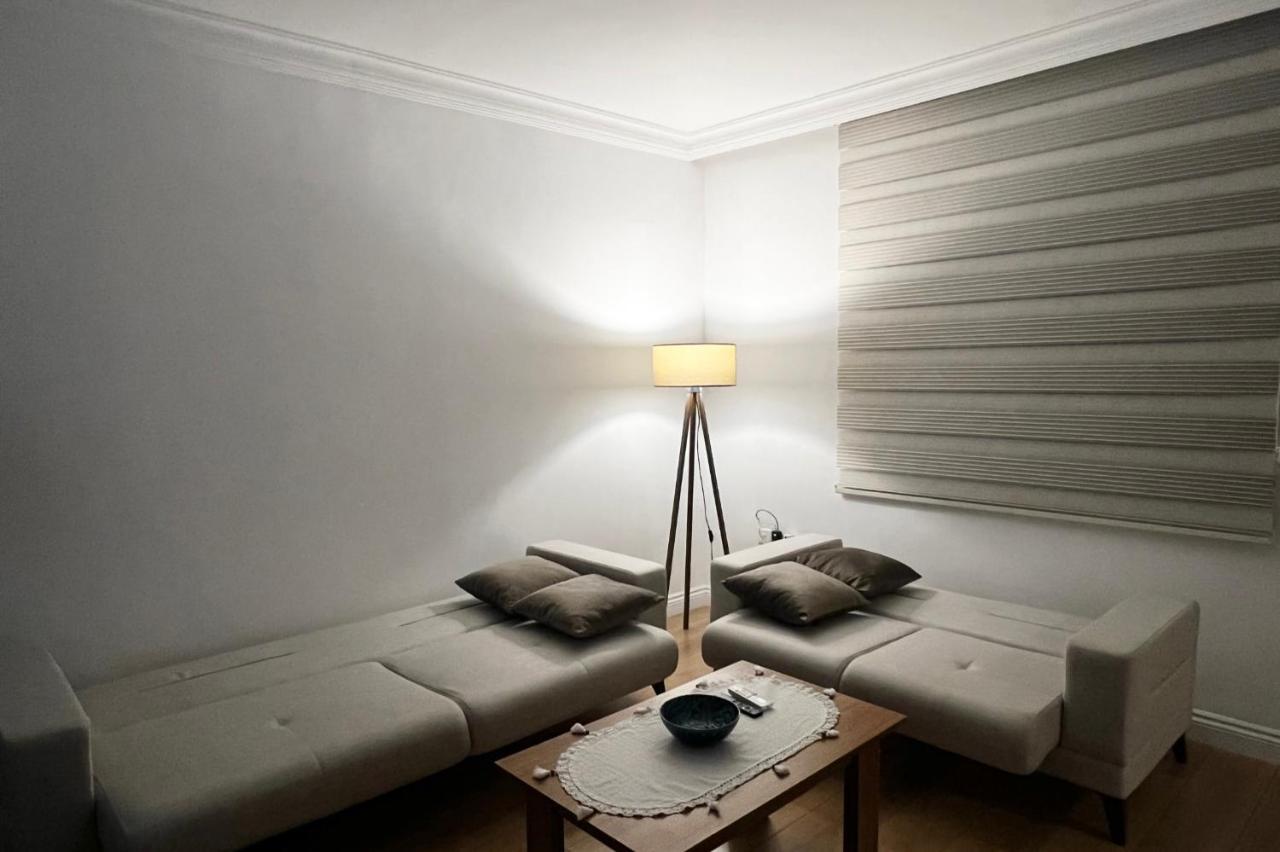 Stylish 3 Bedroom Apartment In Кирения Екстериор снимка