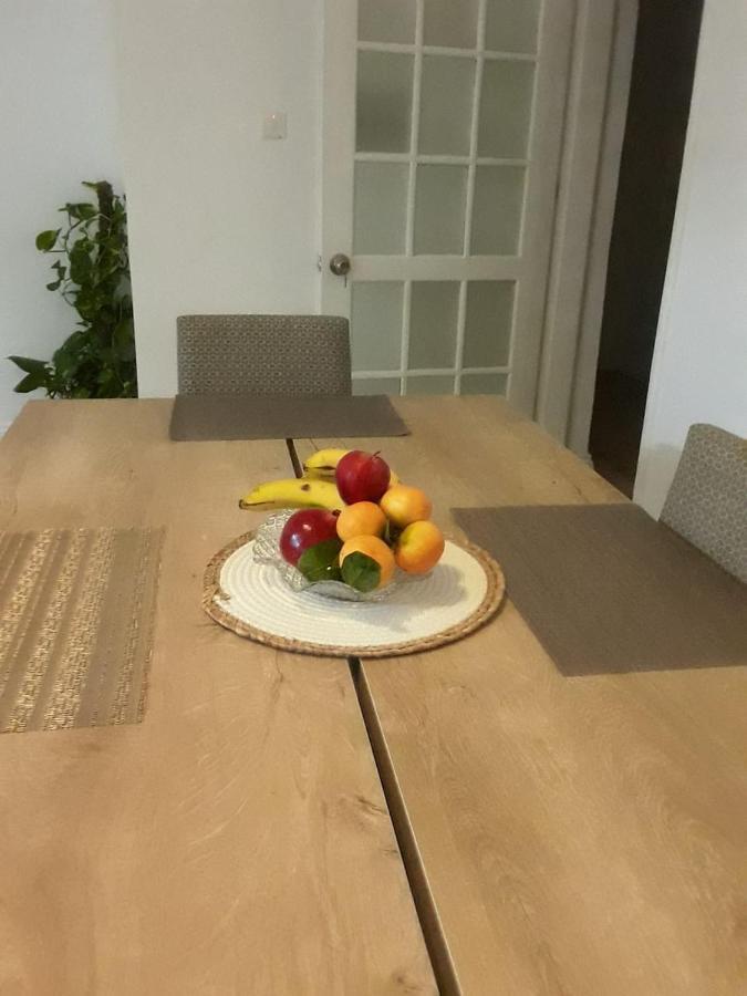 Stylish 3 Bedroom Apartment In Кирения Екстериор снимка