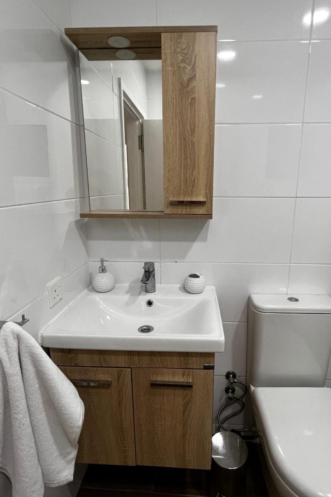 Stylish 3 Bedroom Apartment In Кирения Екстериор снимка