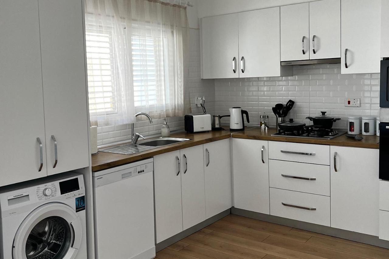 Stylish 3 Bedroom Apartment In Кирения Екстериор снимка
