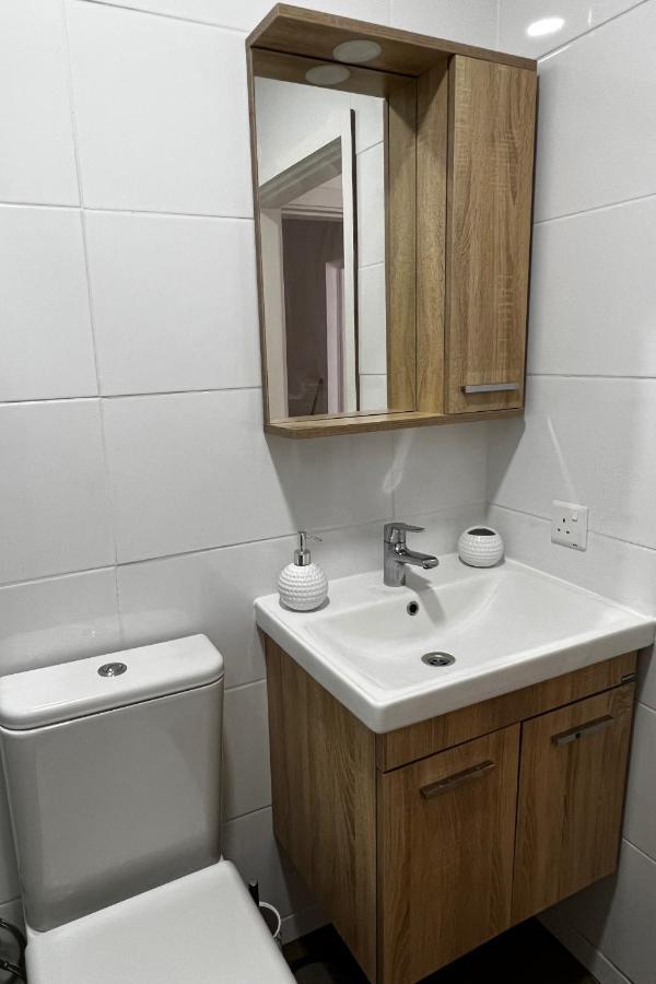 Stylish 3 Bedroom Apartment In Кирения Екстериор снимка