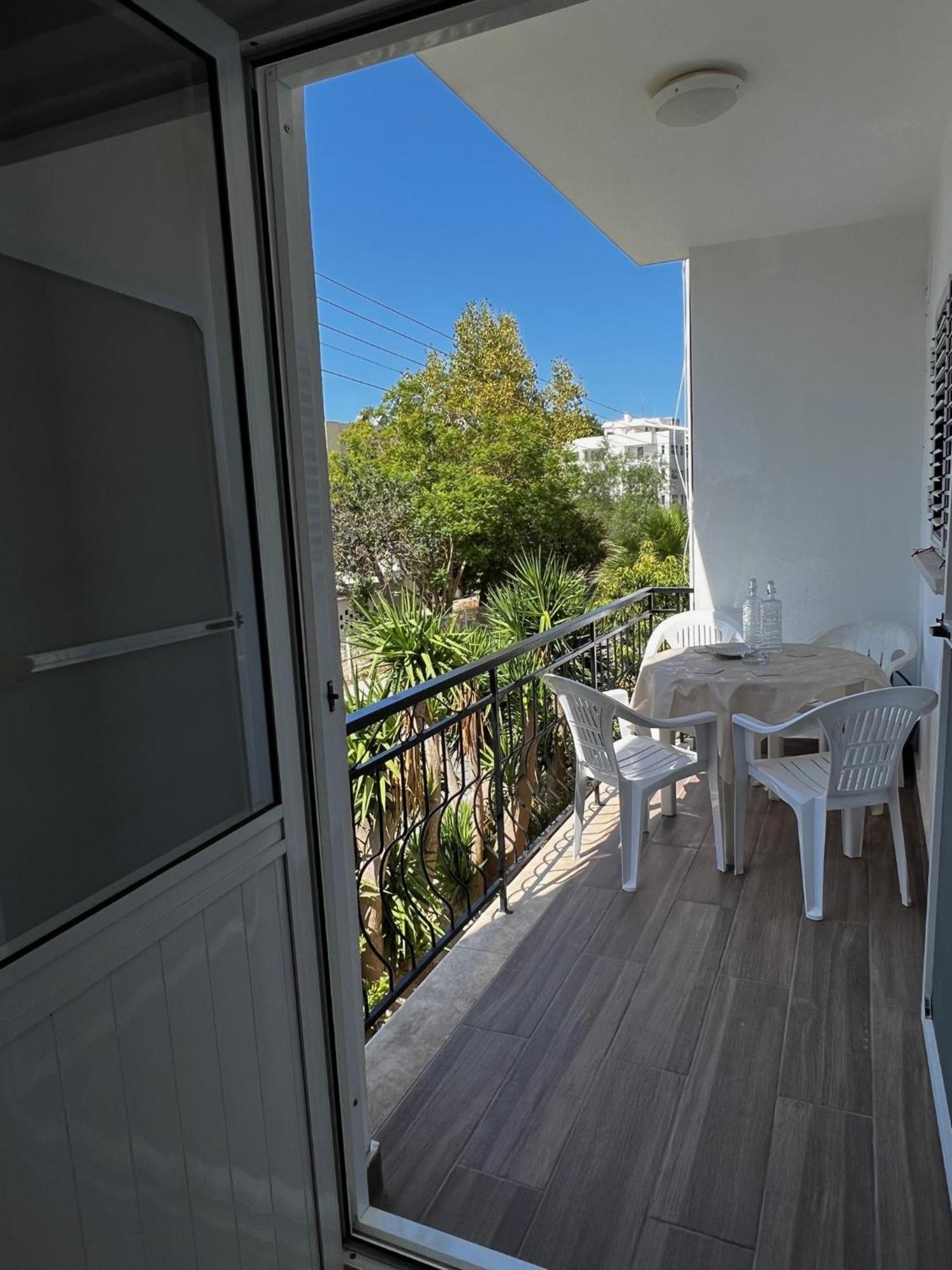 Stylish 3 Bedroom Apartment In Кирения Екстериор снимка