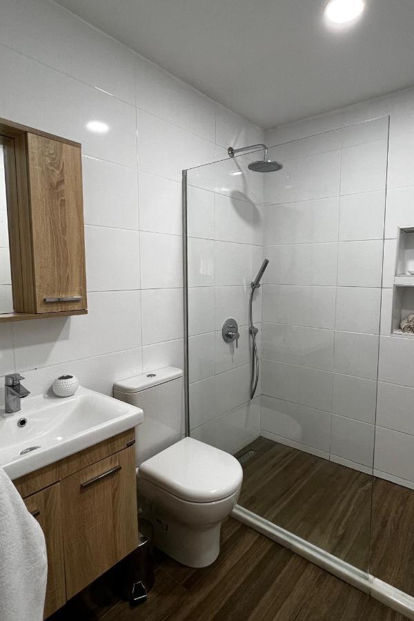 Stylish 3 Bedroom Apartment In Кирения Екстериор снимка