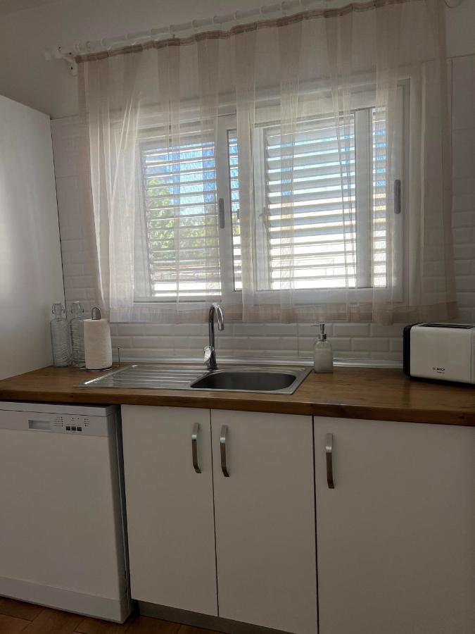 Stylish 3 Bedroom Apartment In Кирения Екстериор снимка