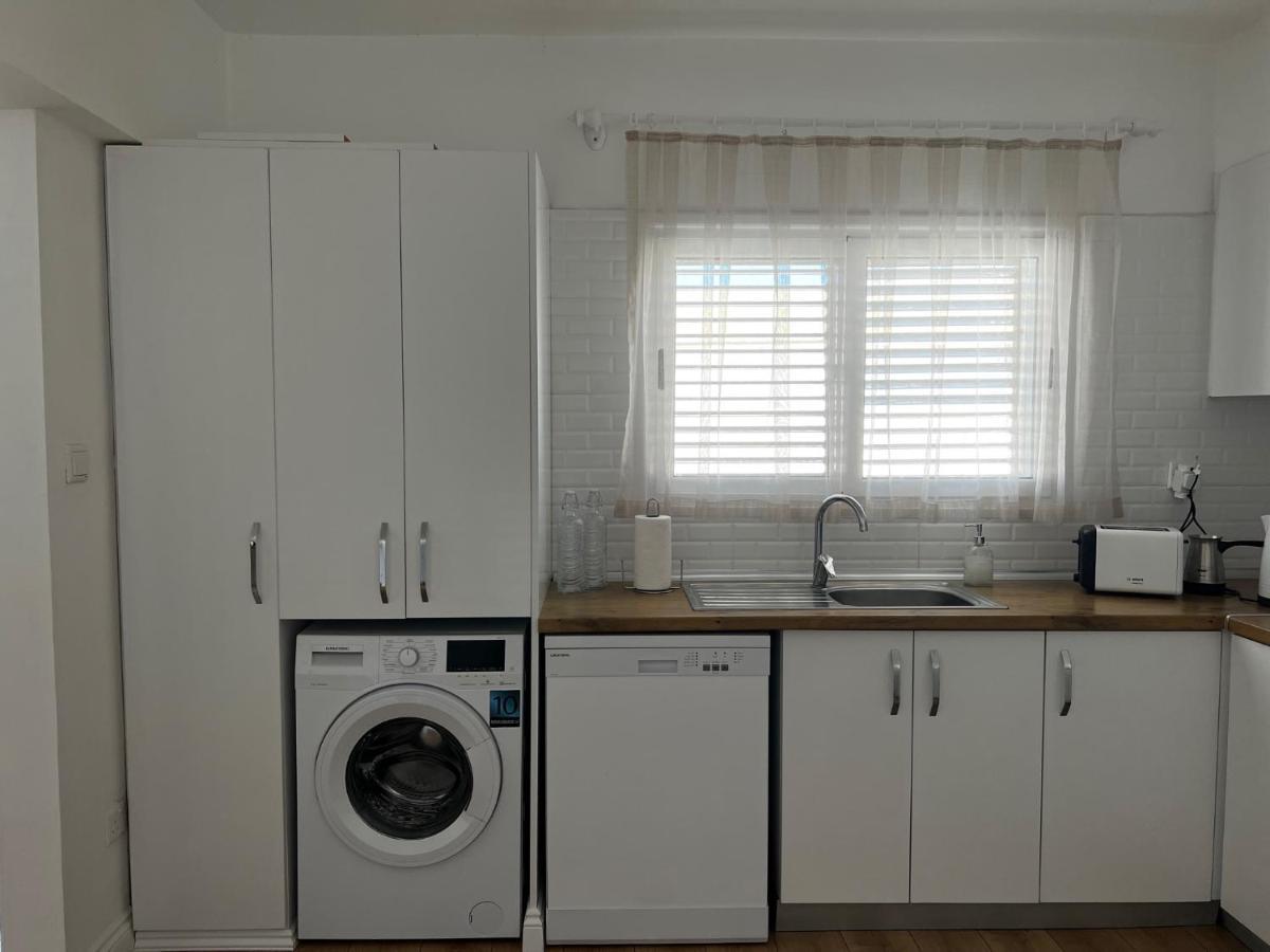 Stylish 3 Bedroom Apartment In Кирения Екстериор снимка