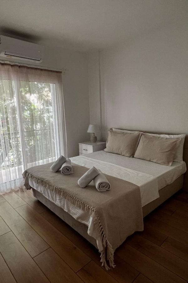 Stylish 3 Bedroom Apartment In Кирения Екстериор снимка