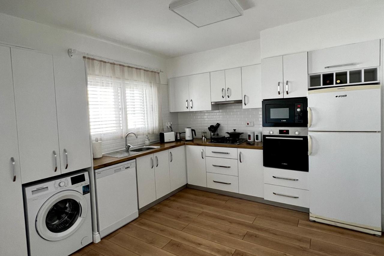 Stylish 3 Bedroom Apartment In Кирения Екстериор снимка