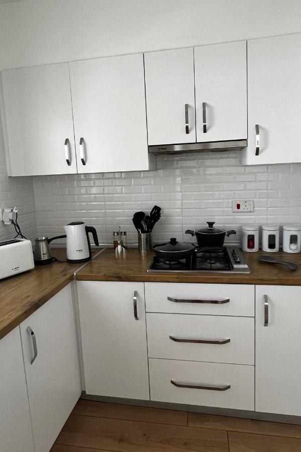 Stylish 3 Bedroom Apartment In Кирения Екстериор снимка