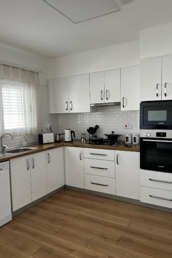 Stylish 3 Bedroom Apartment In Кирения Екстериор снимка