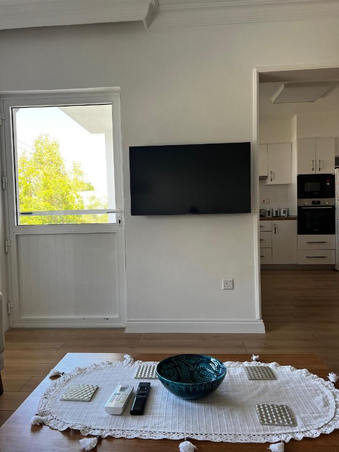 Stylish 3 Bedroom Apartment In Кирения Екстериор снимка