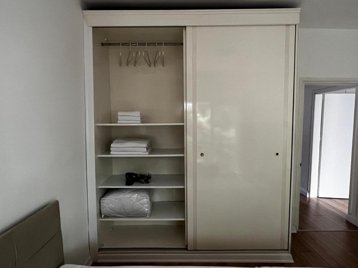 Stylish 3 Bedroom Apartment In Кирения Екстериор снимка